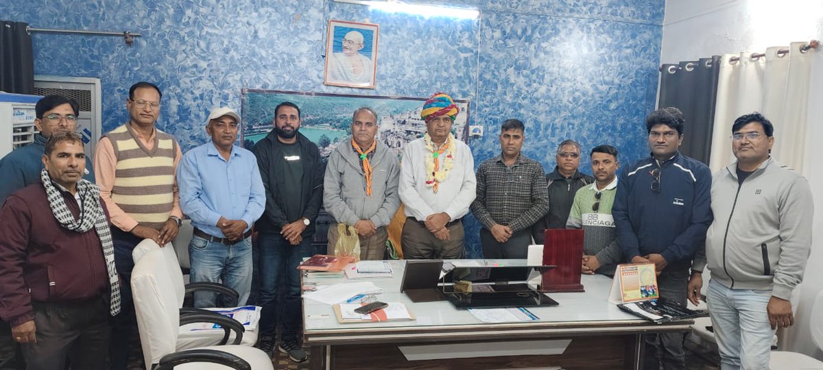 news21national's tweet photo. #Bundi : शिक्षकों की मांगों पर शिक्षा अधिकारी से सकारात्मक वार्ता
#BreakingNews #LatestNews #NewsUpdates #News21National #TeachersDemand #EducationDept #DhanrajMeena #SchoolIssues #MeetingUpdate #RajasthanEducation https://t.co/fsZp7PXErv