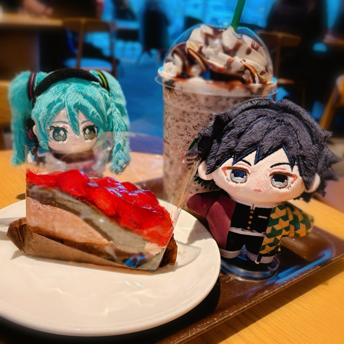 いつぬい義勇さんとミクさんを連れてお出かけ中♪̊̈♪̆̈連れのドリンクとケーキで📷✨2人ともすっごくかわいいね♥