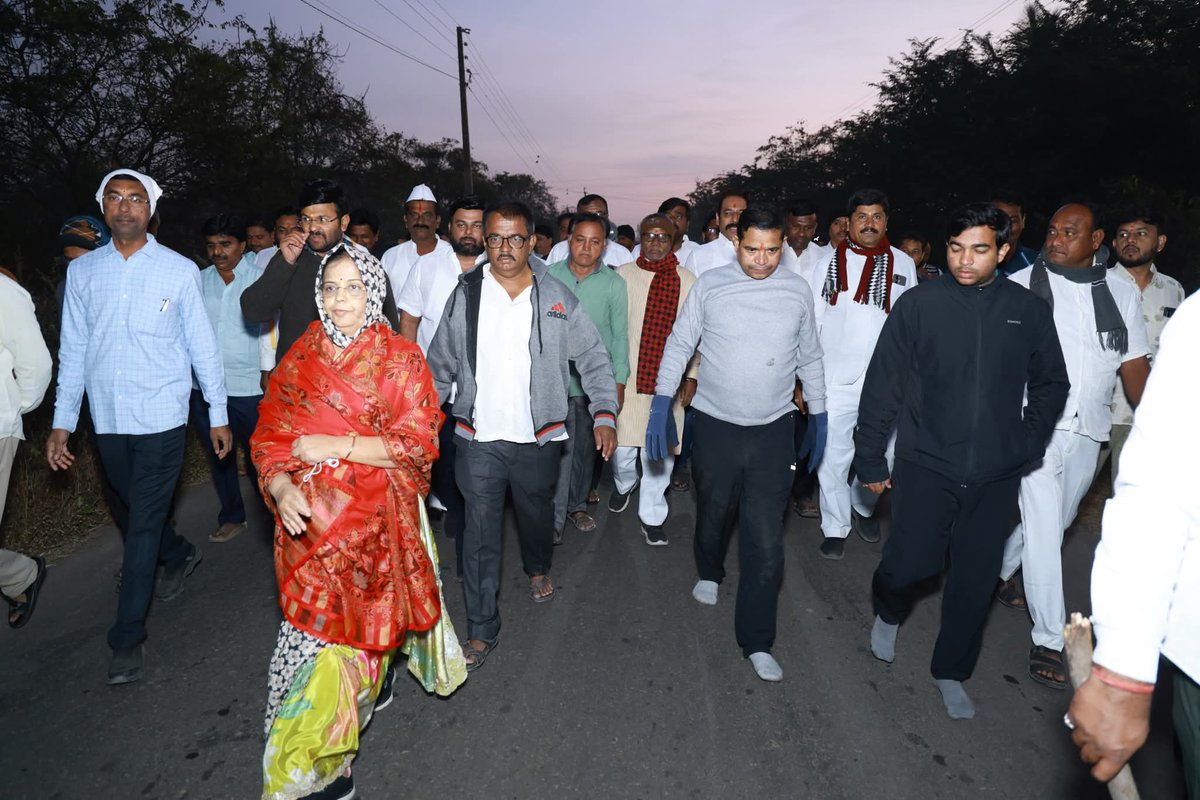 AbhiPawarBJP's tweet photo. कारखाना ते निळकंठेश्वर मंदिरादरम्यान दंडवत घालत नवसपूर्ती केली.

किल्लारी कारखाना सहकारातूनच पुनर्जीवित करण्याचा शब्द औसेकरांना दिलेला, तो सुरूही केला पण मृतावस्थेत  गेलेल्या मशिनरीमुळे कारखान्याची अपेक्षेप्रमाणे शिस्त लागत नव्हती. 2025 च्या पहिल्या तिमाहीत कारखान्याची मशिनरी बदलण्याचे आणि क्षमतावाढीचे काम हाती घेतले. काम संथगतीने सुरु होते, फेब्रुवारी 2026 पूर्वी गाळप सुरु होणार नाही अशी परिस्थिती होती. निकराचे प्रयत्न तर सुरु होतेच पण त्यावेळी दैवी आशिर्वादाचीही नितांत गरज वाटत होती. अनेक प्रश्नांनी घेरलेले मन घेऊन श्रावण महिन्याच्या शेवटच्या सोमवारी निळकंठेश्वर मंदिरात जाऊन साक्षात निळकंठेश्वरालाच साकडे घातले. 'कारखाना वेळेवर सुरु होऊ दे, कारखान्यातील साखरेचे पहिले पोते घेऊन कारखान्यापासून पायी दंडवत घालत तुझ्या दर्शनाला येईन' असा नवस बोलला. त्यानंतर निळकंठेश्वराच्या आशीर्वादाने क्षमतावाढीच्या कामांना गती आली, भक्तिभावनेतून किल्लारी कारखान्याचे 'श्री निळकंठेश्वर शेतकरी सहकार साखर कारखाना, किल्लारी' असे नामकरण करण्याचाही निर्णय घेतला.

किल्लारीचे ग्रामदैवत श्री निळकंठेश्वराने माझे, माझ्या शेतकरी बांधवांचे आणि किल्लारीकरांचे गाऱ्हाणे ऐकले, किल्लारी कारखान्याचा गळीत हंगाम व्यवस्थित सुरु झाला, साखर बाहेर पडली आणि 20 हजार + मेट्रिक टन उसाचे गाळपही पूर्ण झाले. त्यामुळे आज कारखाना ते निळकंठेश्वर मंदिरादरम्यान साष्टांग दंडवत घालत साखरेचे पहिले पोते निळकंठेश्वरचरणी अर्पण करून नवसपूर्ती केली. श्री निळकंठेश्वराच्या आशीर्वादाने संपूर्ण गळीत हंगाम निर्विघ्नपणे पार पडेल याची खात्री आहे. ॐ नीलकंठाय नमः🔱
#Killari #SugarFactory #farmers #nilkantheshwar