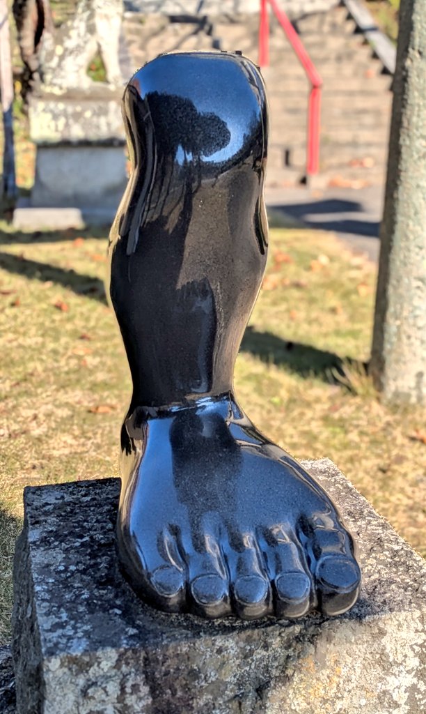 足王神社の狛犬ならぬ狛足