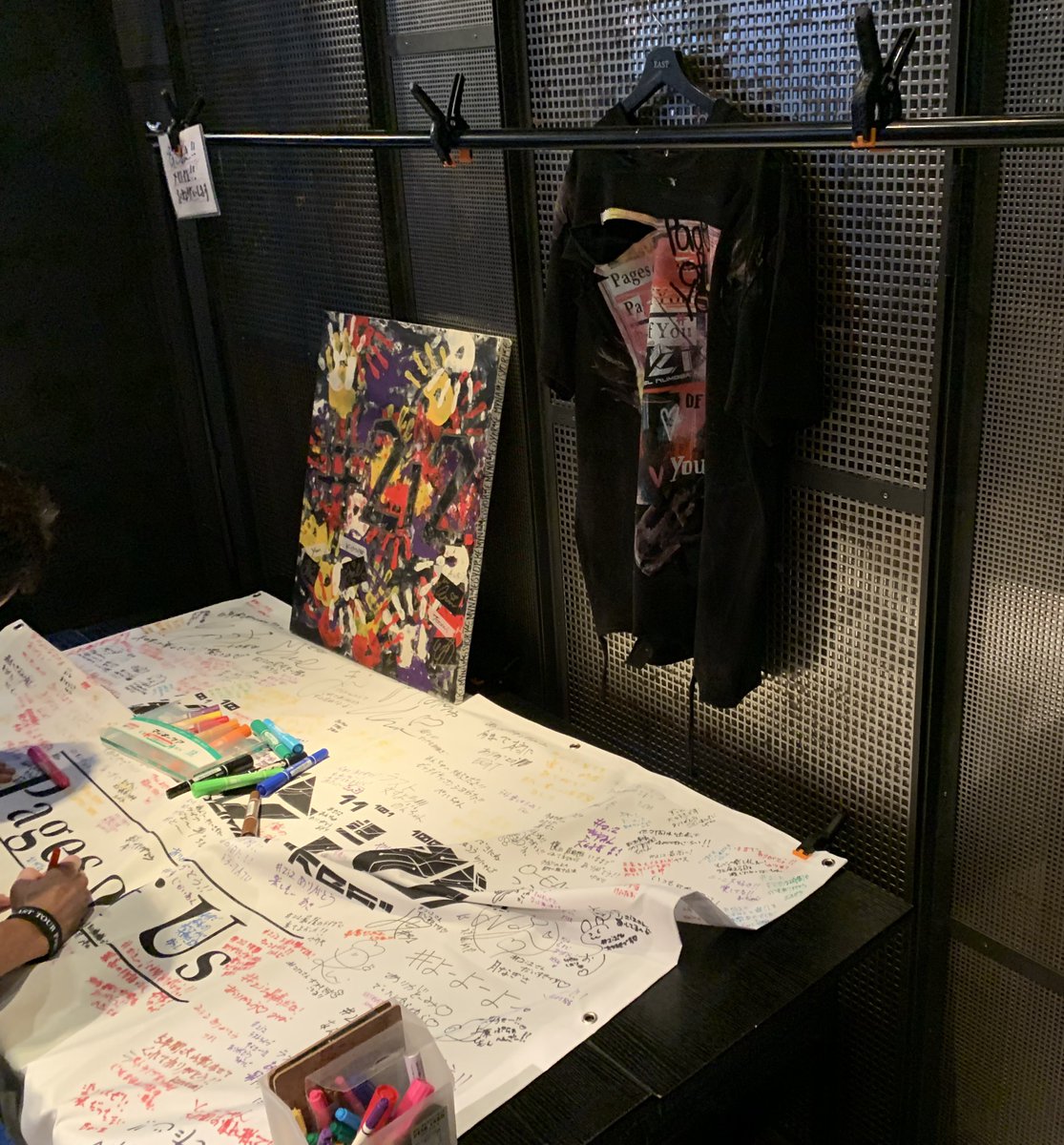 22_eventplan's tweet photo. 3Fへ続く階段部分にバックドロップの寄せ書きゾーンがあります。第2会場への移動前に、是非寄せ書きお願いします🙏

メセカも置いているので、まだの方は記入お願いします‼️

※委員がチェキを撮り終わりましたら、第2会場へ移動のため撤収している場合もございます。ご了承ください。 https://t.co/ADio4eWkh0