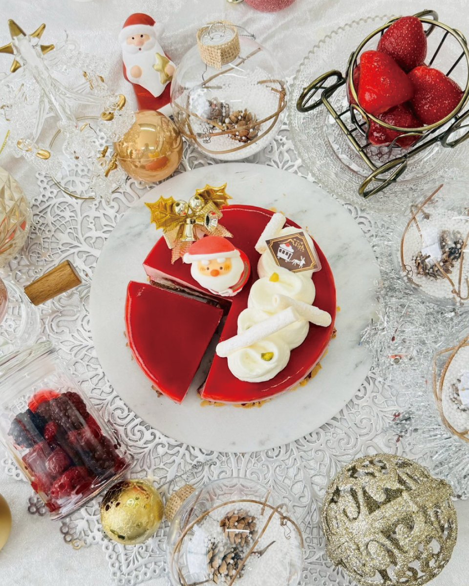 MilchYufuin's tweet photo. 🐄
由布院ミルヒのクリスマスケーキ😀
ビジュードノエル　4号（12㎝）税込3480円😋
由布院ミルヒ大分駅店限定販売
ご予約受付中！
お渡し期間は12/23・24・25

数量限定なのでお早目のご予約がおすすめです🎄

Happy weekend✨

#christmas #christmascake #アミュプラザ大分 #クリスマスケーキ https://t.co/kVLYJbNFEj
