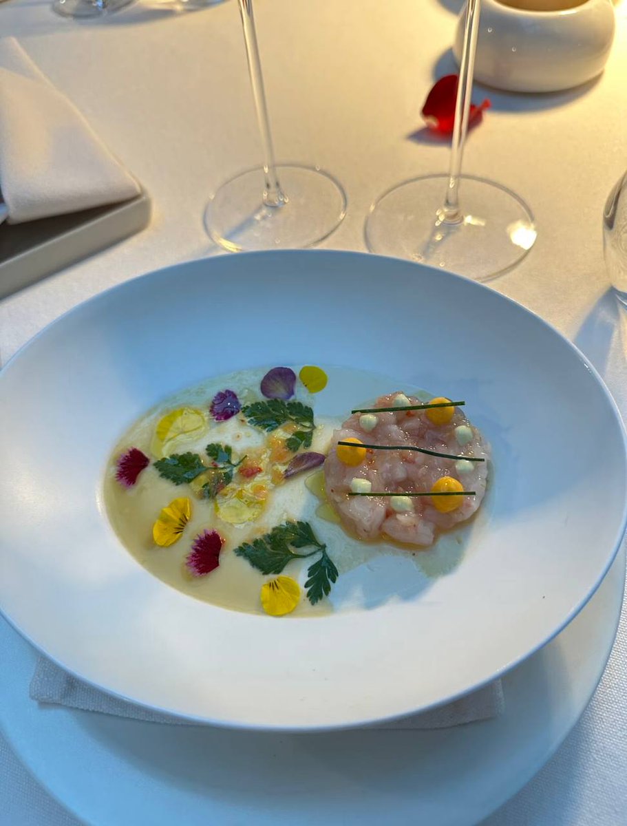 huangshuting322's tweet photo. The right way to spend a weekend: eat your fill first, then get beautiful. https://t.co/8teTjwXglf