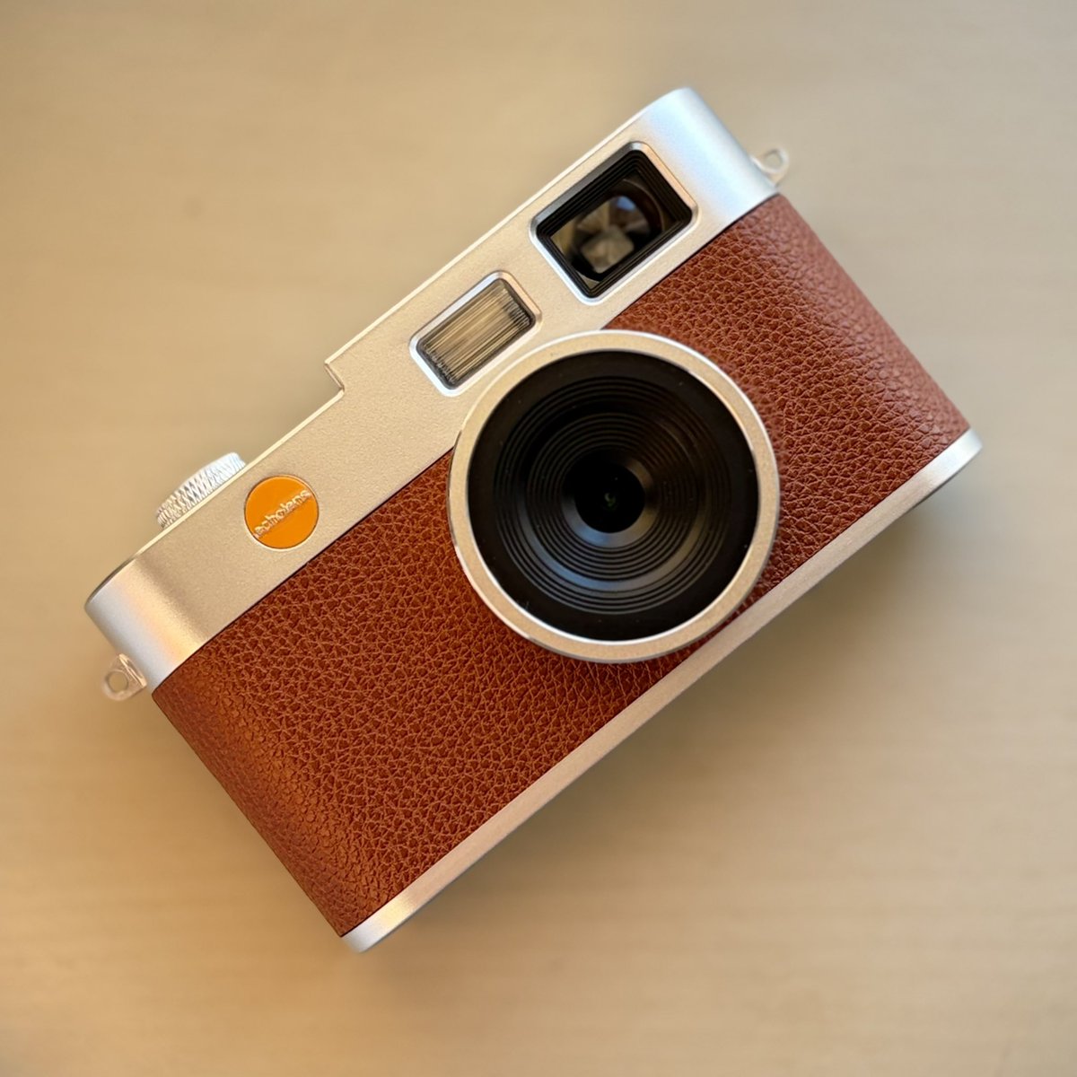 aki262's tweet photo. Kickstarterで支援していたecholensが届きました。
某ドイツ製カメラに似せた液晶画面のないデジタルカメラ。
質感はそんなに悪くないけど固定焦点、撮影可能枚数が54枚と、写るんですのデジタル版と言うか…タイムラグがちょっと大きいかな https://t.co/Qws0FV5sfb