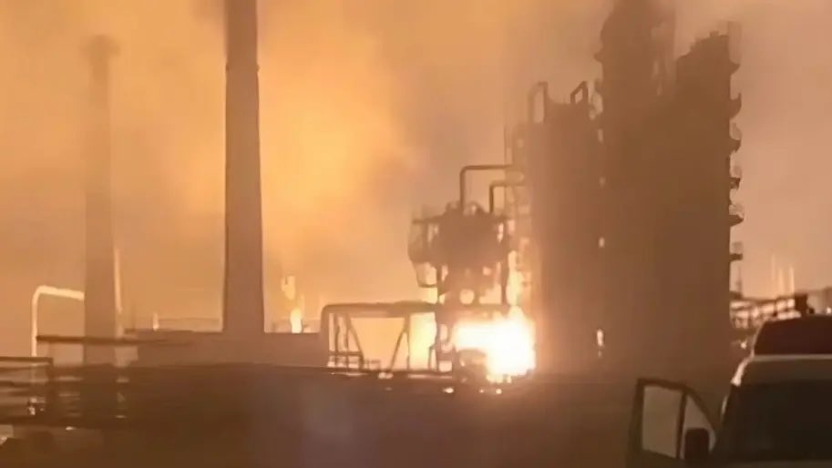#fukrussia😎 
russia: December 6, attack on Ryazan refinery, ninth since the beginning of the year