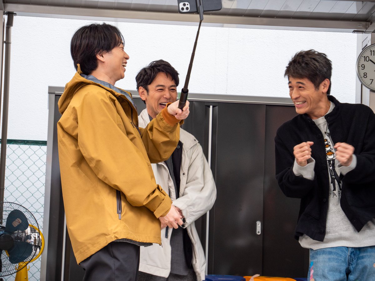 theyakai's tweet photo. ＼ロケオフショット公開📸／

時は巡り、日をめくり🕰️４年…

#櫻井翔 #妻夫木聡 #佐藤隆太 の
”男３人旅”が帰ってくる！!🔥

レンタカーを借りて目的地へ出発🚗
運転は誰❓恒例のあのゲームも？📱

今回もやりたいこと満載🪄

11日よる9時から2時間SP📺

＃THE夜会 #男3人旅 https://t.co/WHKDjPb8d4