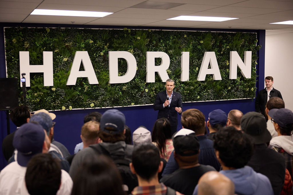 HadrianInc's tweet image. Today we welcomed @SecWar Pete Hegseth to Hadrian’s AI-powered factory in Torrance.

As the nation renews its focus on rebuilding the world’s most robust industrial base, visits like this underscore a simple truth: production is deterrence.

Proud of our team driving America’s…