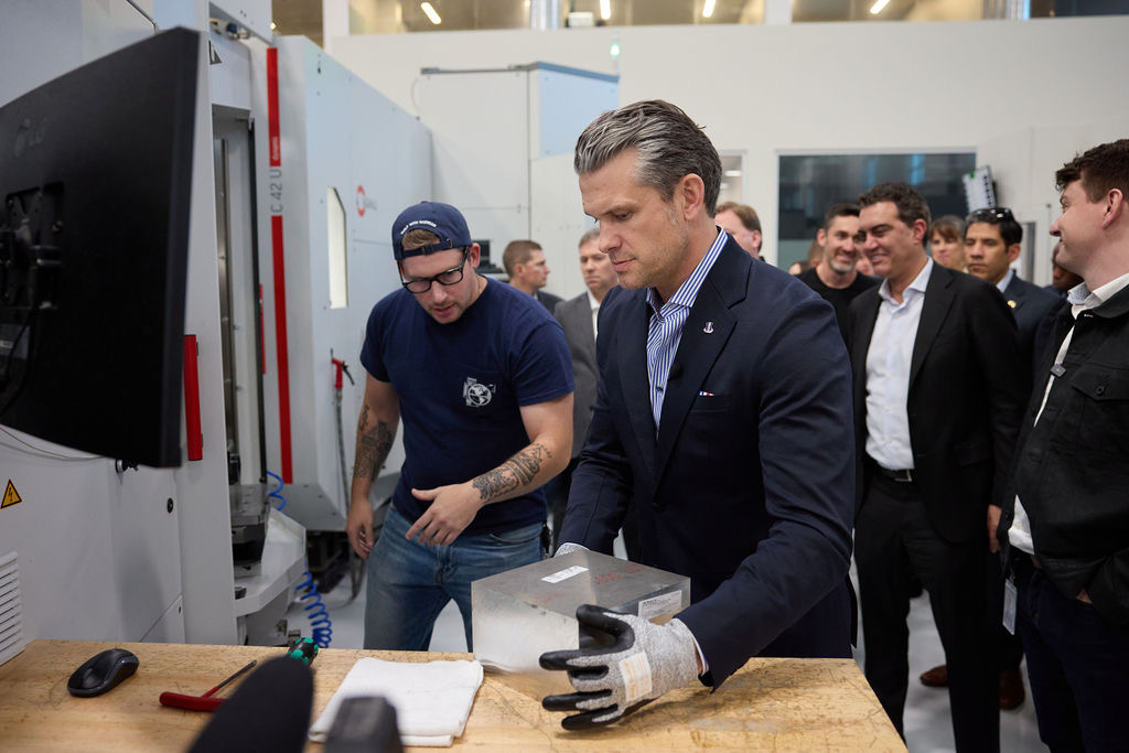 HadrianInc's tweet image. Today we welcomed @SecWar Pete Hegseth to Hadrian’s AI-powered factory in Torrance.

As the nation renews its focus on rebuilding the world’s most robust industrial base, visits like this underscore a simple truth: production is deterrence.

Proud of our team driving America’s…