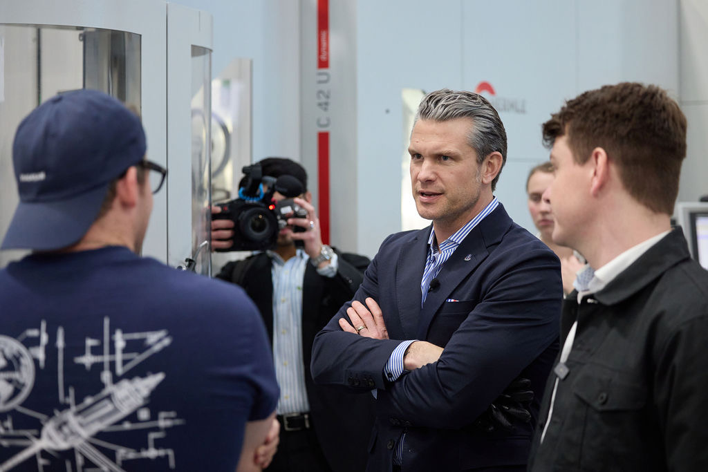 HadrianInc's tweet image. Today we welcomed @SecWar Pete Hegseth to Hadrian’s AI-powered factory in Torrance.

As the nation renews its focus on rebuilding the world’s most robust industrial base, visits like this underscore a simple truth: production is deterrence.

Proud of our team driving America’s…