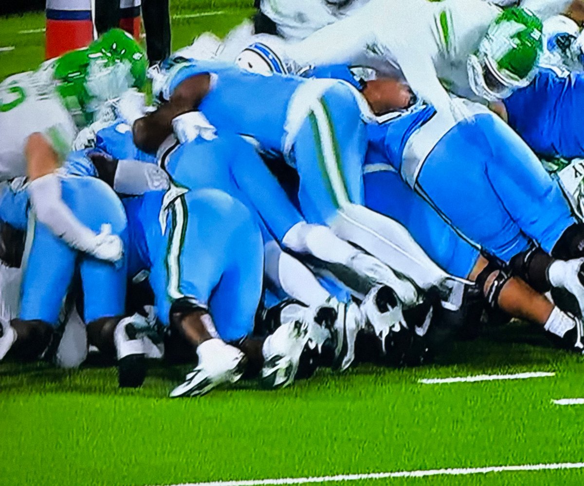 jeffhawk30's tweet photo. Tulane gifted a touchdown by the refs after a terrible no call on a kick catching interference and then giving them the score on the goal line. What are the refs doing this North Texas vs Tulane AAC Championship with the playoffs on the line? https://t.co/JiTjiLLkYI