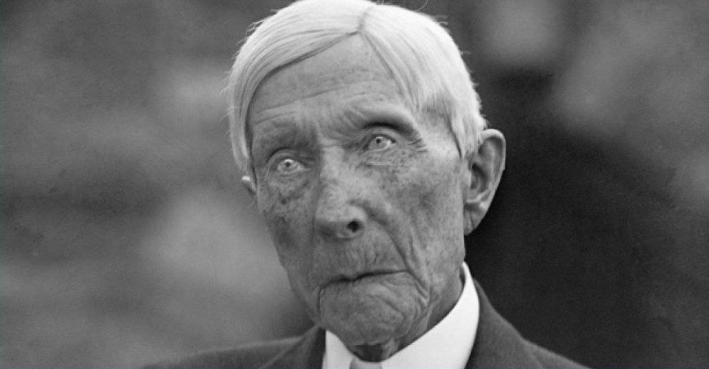 قبل أكثر من 100 عام شنّت عائلة روكفلر حرباً على العلاجات الطبيعية عبر تمويل تعليم جميع الأطباء بـ إستخدام «نظام فليكسنر» الخاص بهم ، وكان نظامهم مصمّماً ليس لـ إكتشاف العلاجات ، بل لصرف الأدوية المملوكة لعائلة روكفلر .
 [هذا النموذج مستمر حتى اليوم]