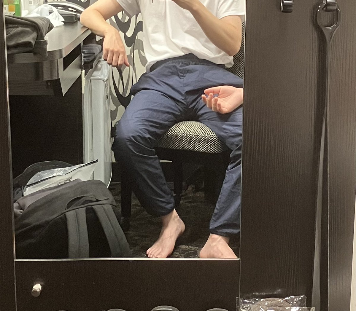 友達の手が、笑