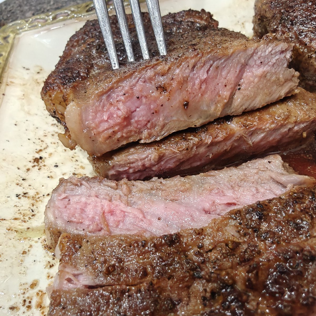 TheDankNate's tweet photo. Prime Ribeye 🥩🥩🥩🥩🥩🥩 https://t.co/bMnRNg3SP0