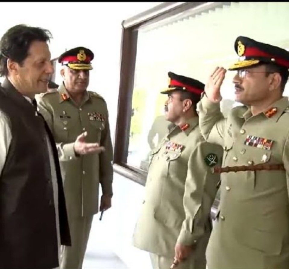 PTIKarachi_'s tweet photo. “ایک تنخواہ دار نوکر ! 
میرے ٹیکس پر پلنے والا مجھے دھمکی دے رہا ہے۔
تم کون ہو؟”

عمران خان

#GetWellSoonDG 
#PakistanLovesImranKhan https://t.co/VeFTjn22yS