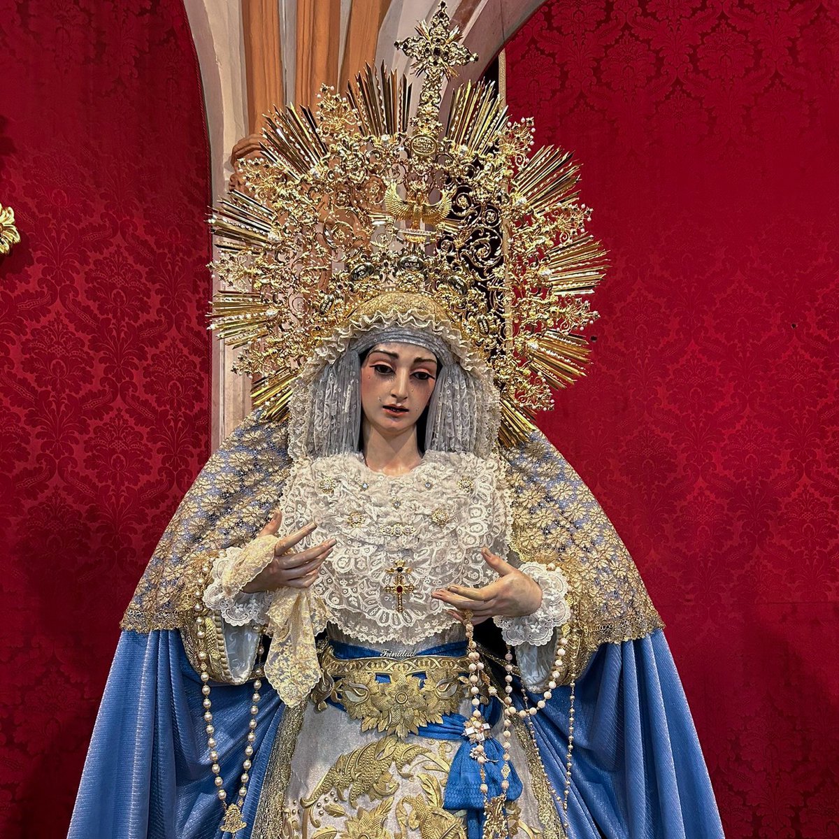 CULTO - María Santísima de la Trinidad Coronada ataviada para el adviento y la celebración de la solemnidad de la Inmaculada Concepción de la Virgen María, que celebramos el próximo 8 de diciembre. #CofradíasMLG.