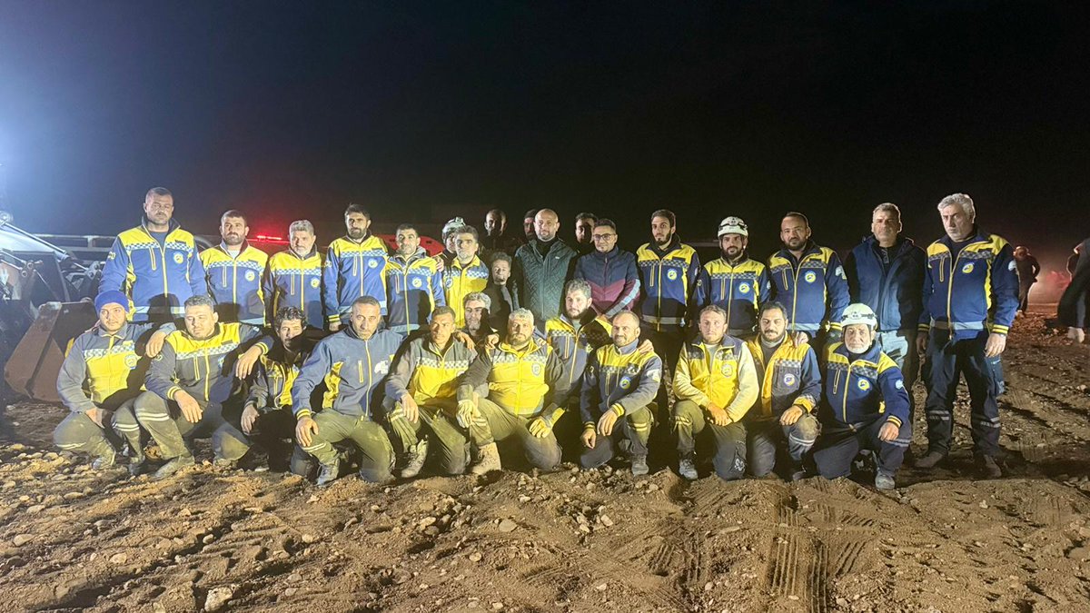 بعد إنجاز المهمة وإنقاذ الطفلة شذى على قيد الحياة فجر اليوم السبت 6 كانون الأول، من البئر الذي سقطت فيه، في قرية صريع في ريف إدلب، بعد عمل استمر 11 ساعة.
"ومن أحياها فكأنما أحيا الناس جميعاً"
نتوجه بالشكر للشاب "فراس بظان" الذي ساعد بإنقاذ الطفلة من خلال دخوله عبر الثغرة التي تم