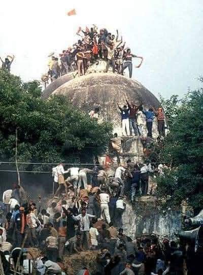 जब कोई मोबाइल, कोई फ़ेसबुक, कोई वाट्सएप, कोई ट्वीटर, कोई इंस्टाग्राम नहीं था ....
ना कहीं चढ़कर कोई सेल्फ़ी खिंचवाने का लालच था ..
तब देश के कोने कोने से लाठियों और गोलियों से बिना डरे जो लोग वहाँ पहुँचे थे और बाबरी मस्जिद ढ़हाई थी ....
वो ही थे असली रामभक्त !!
हम लोग तो जीवन भर
