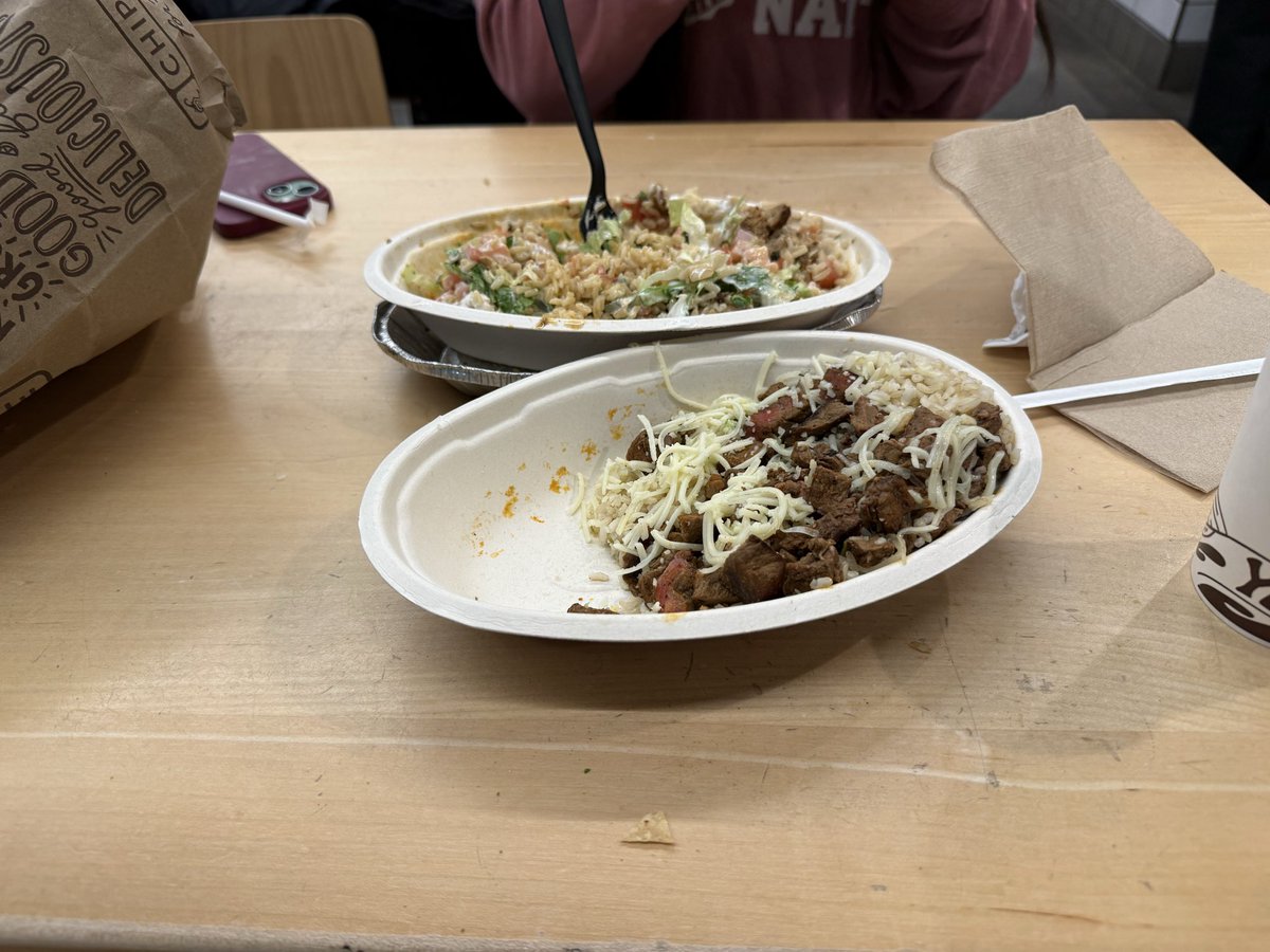 I_AppIes_l's tweet photo. @ChipotleTweets What is this, full bowl???? https://t.co/WrYYo0atfw
