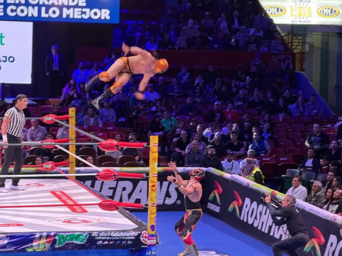 LaTijeraLucha's tweet photo. Se abren las acciones en la Arena México con un sensancional encuentro entre #Pendulo 🆚 #Carnífice, donde Pendulo culminó con una gran batalla faltando 1 con 29 segundos en las acciones...
#latijeraluchalibre https://t.co/6KC8FZKiXv