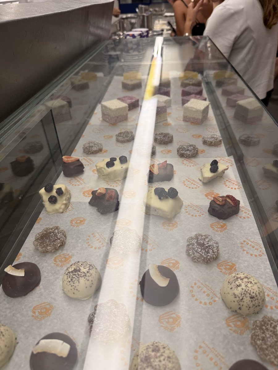 SVandelays's tweet photo. Obrador Florida

La mejor heladería de CABA?

Chocolate, limón, queso con grosellas y crumble de chocolate blanco.

A PELUCHE https://t.co/SDzuhkazn4