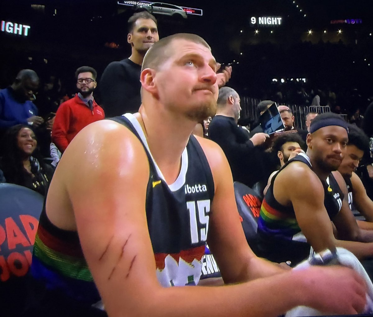 Tatianaclinares's tweet image. Jokić’s arm looks freaking crazy what the hell