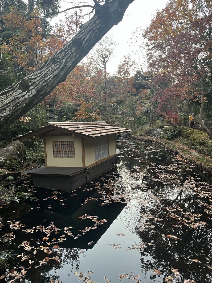saito_akiko's tweet photo. 根津美術館の在原業平生誕1200年記念特別展「伊勢物語 美術が映す王朝の恋とうた」に伺えました。図録は学生たちに見せます。折しも、大好きな根津美術館のお庭の中で、茶庭が開放されており特別な時間になりました。#nezumuseum https://t.co/YYPYQDRhAV