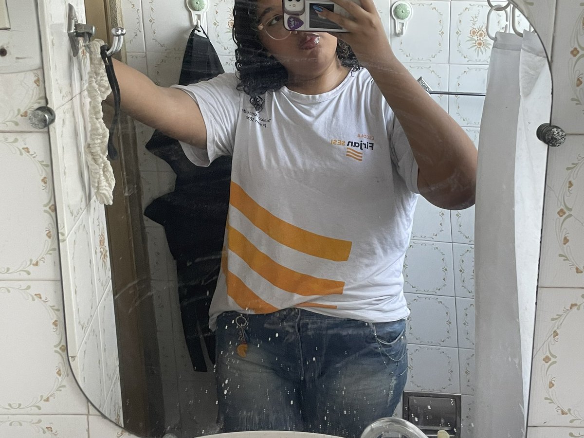 httpsjujuk's tweet image. oiii julia do passado, meio q agora vc tá indo pro 3° ano do ensino médio e adivinha: no sesi. 

(realmente foi a melhor decisão das nossas vidas, acho que vc finalmente entendeu oq é ser feliz, juju)