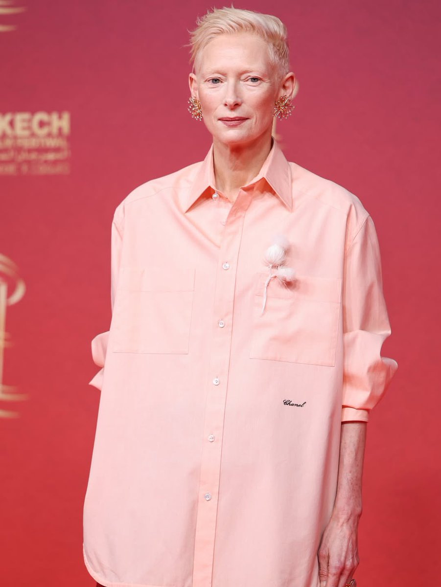 art8amby's tweet image. #TildaSwinton attended the Marrakech International Film Festival wearing look 17 from #Chanel #SpringSummer2026 by #MatthieuBlazy — a sleek buttoned-up shirt paired with a high-low skirt, capturing the collection’s refined ease