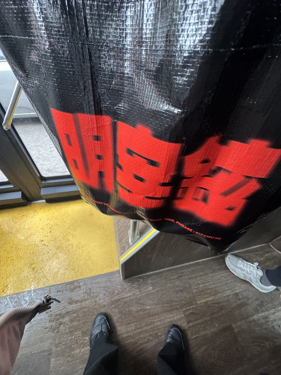 급해서 눈에 보이는 아무 가방이나 들고 짐 다 때려박고 나옴