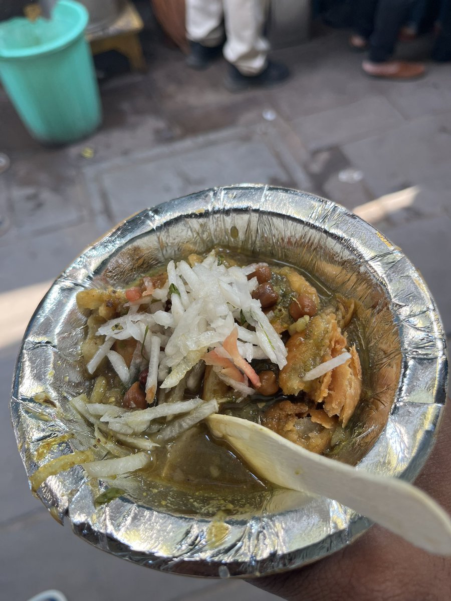 RRK_coder's tweet image. Ticking off Varanasi’s must-try(6): Neelu Kachori Bhandar’s Hing Ki Kachori