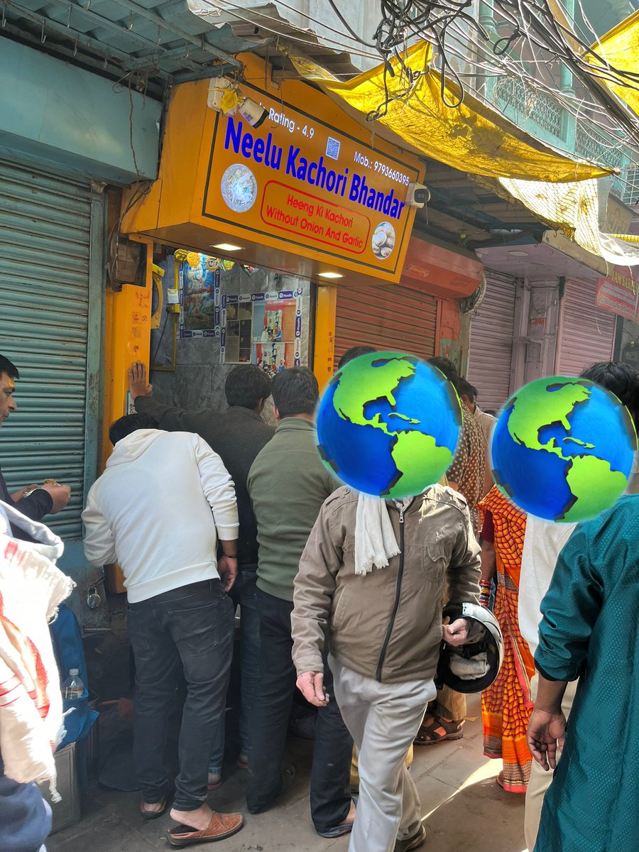 RRK_coder's tweet image. Ticking off Varanasi’s must-try(6): Neelu Kachori Bhandar’s Hing Ki Kachori