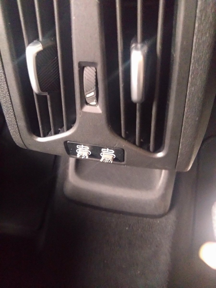 やばい充電ケーブル根元から折れて
鼻毛ブーみたいになった