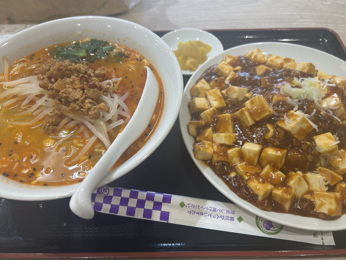 s_johny_f's tweet photo. 飯麺セットのデフォルトできていい麻婆の量じゃねえ https://t.co/e2OSdwBCdh