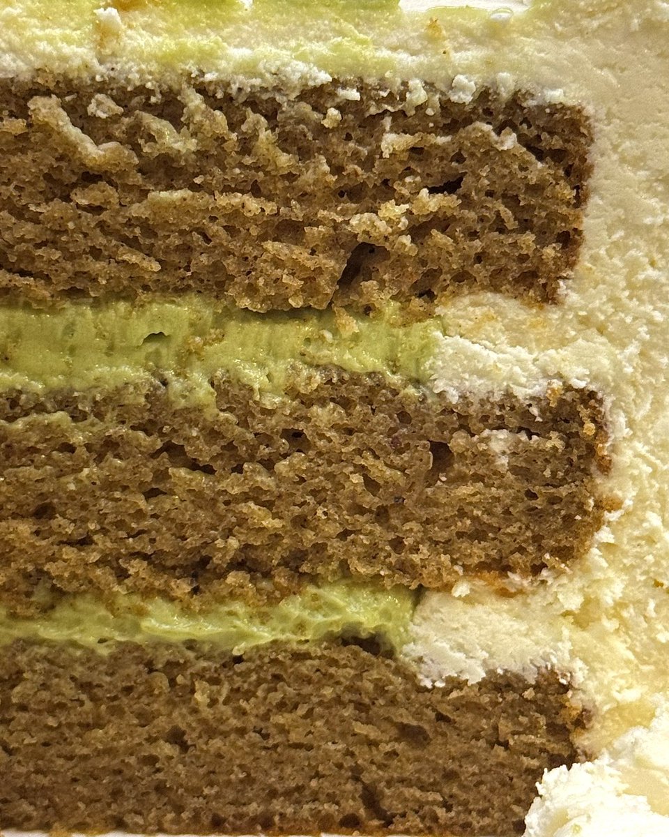 spice cake with pistachio filling and cream cheese swiss meringue buttercream for my mom’s bday 🐑👒