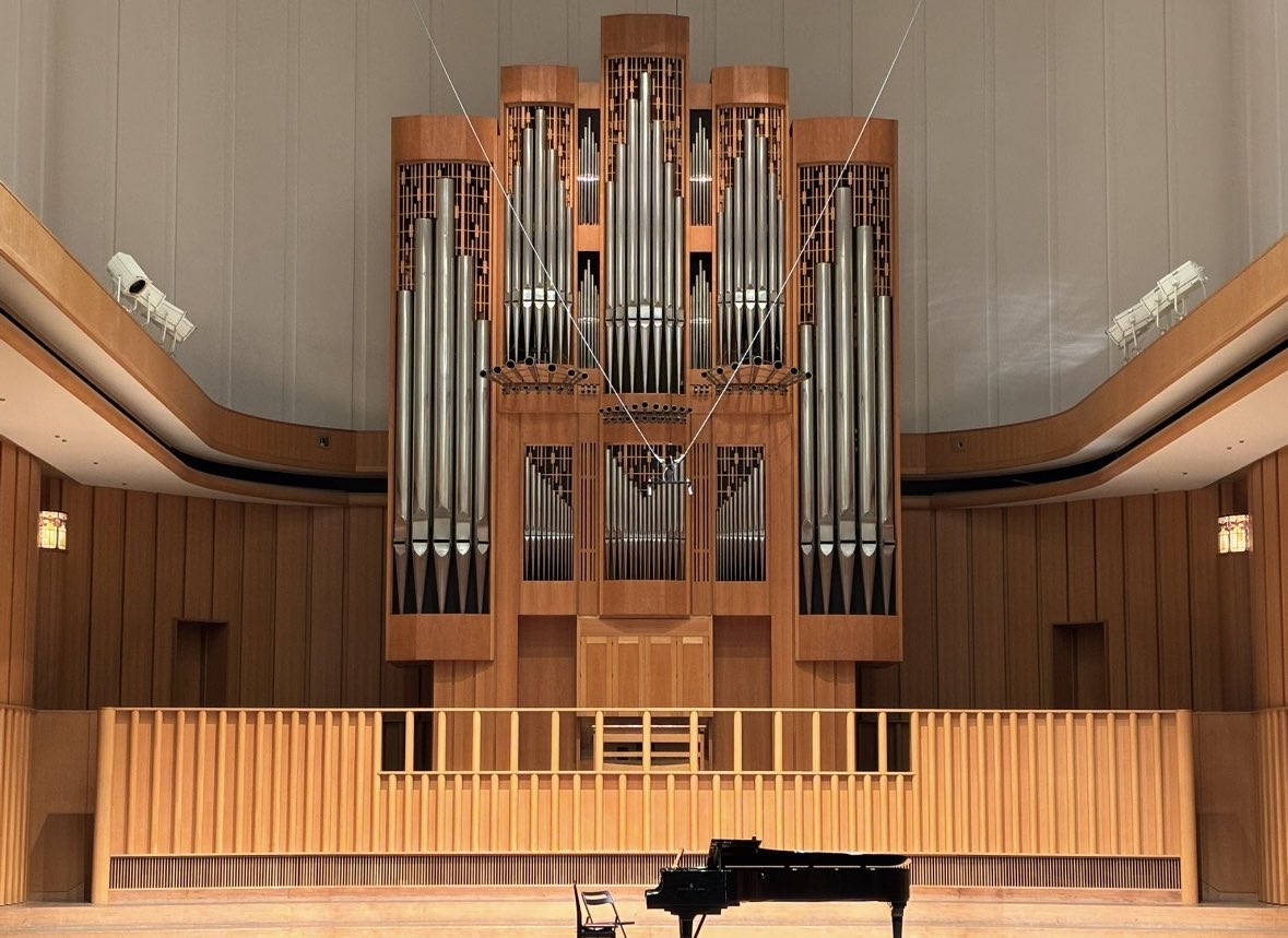 師走始まりの月曜日…日本クラシック音楽コンクールの全国大会で、🎻の孫娘と東京へ。

聴、視、心、精神。
初クラコンで、大舞台での演奏で大きな刺激を受けた彼女。終わったその瞬間から、既に次の音が始まっています。