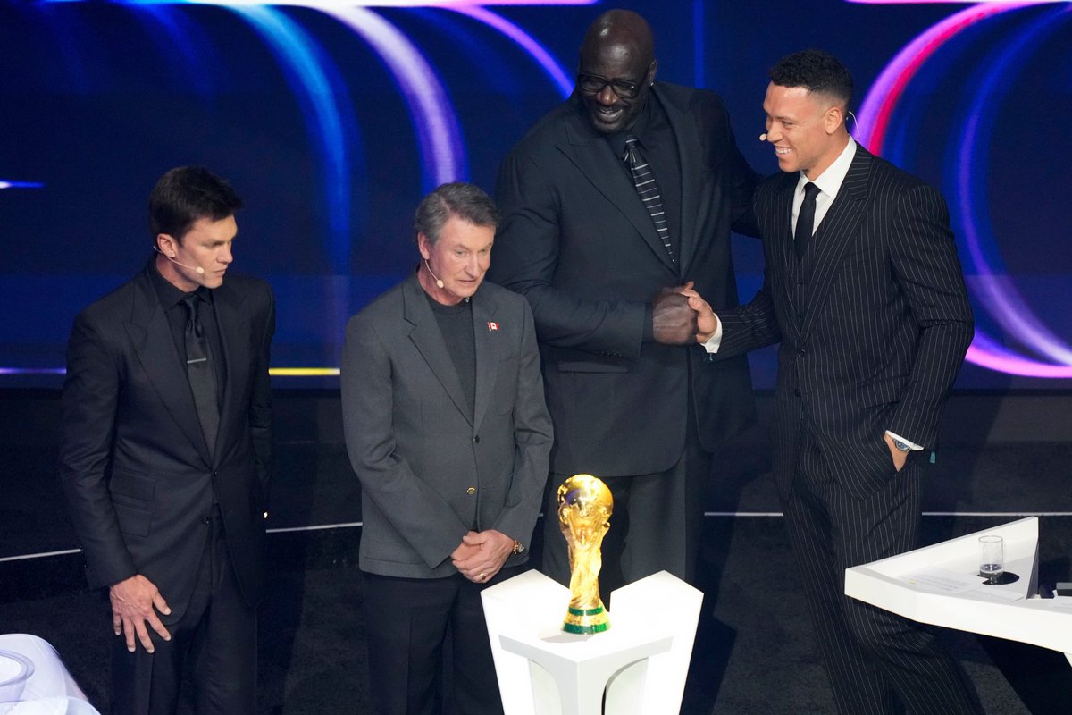 onozambrano's tweet photo. El fútbol ⚽ es el lenguaje universal. Tom Brady 🏈, Wayne Gretzky 🏑, Shaquille O'Neal 🏀, y Aaron Judge ⚾ en el Sorteo del Mundial United 🇺🇸🇲🇽🇨🇦 https://t.co/a1Brv9y49C