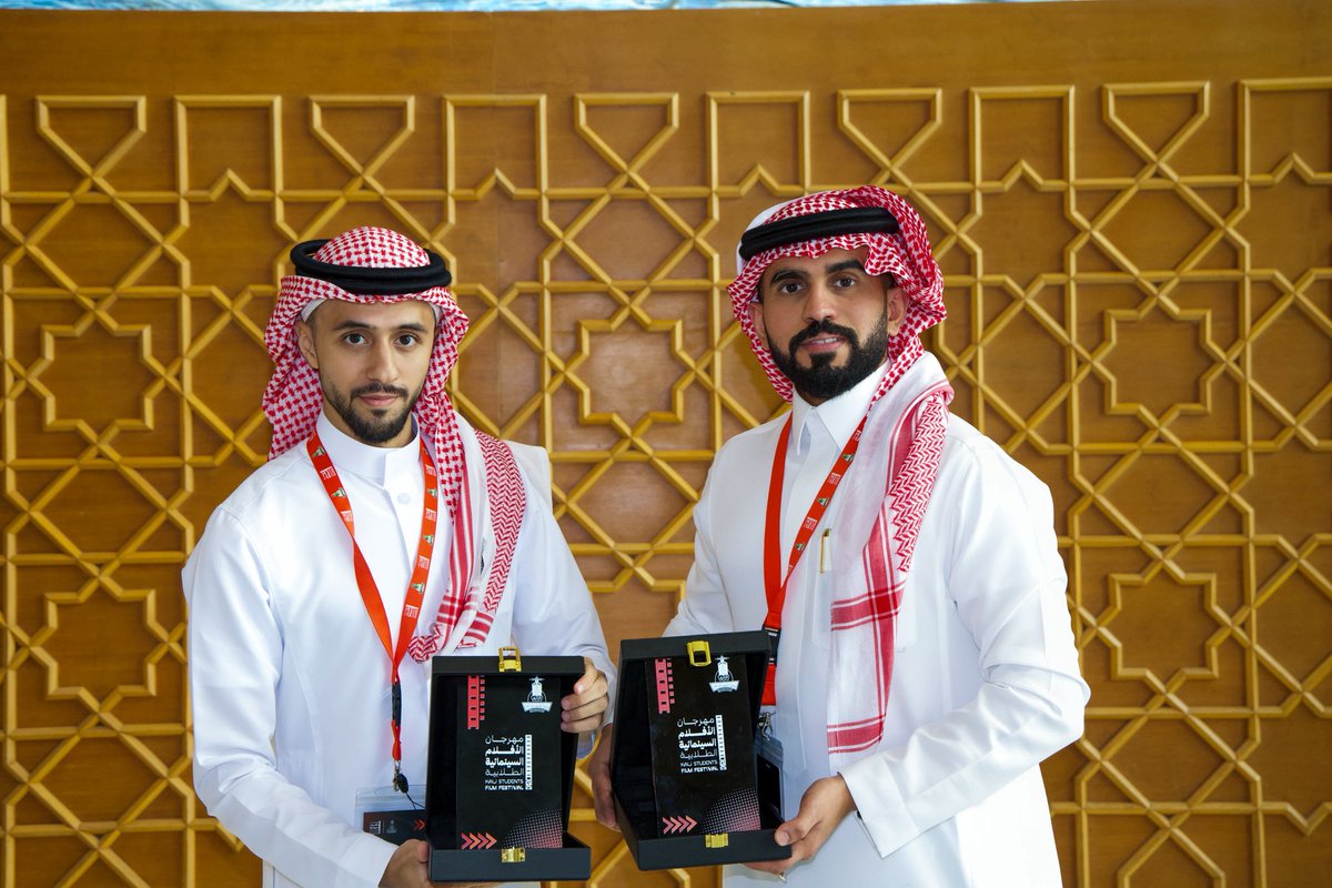 SAlzahraniSs's tweet photo. انتهى هذا الأسبوع الحافل بالإنجازات بالنسبة لي.
فمن جهتي، كان تكريمي ثمرة جهودي الممتدة منذ نهضة #مهرجان_الأفلام_السينمائية_الطلابية الأولى وحتى لحظته المزدهرة اليوم، حيث سعيت لصناعة التشويق وإبراز هوية المهرجان.
وعلى الجانب الآخر، تشرّفت أنا وفريقي بتكريم فيلمنا الفائز في تحدي 48 ساعة ضمن #مهرجان_البحر_الأحمر_السينمائي_الدولي.
إنجـ🎖️ـازان 🏆

سعيد جدًا بما قدّمته في مهرجاني المفضّل ❤️
ولكل من كانوا خلف هذا المهرجان من دعم وجهد، أنتم حقًا #الملهمون.

أما تكريمي من يدي الدكتور أيمن باجنيد @anbajnaid والدكتورة ميسون @Maisoon305 فليس مجرد لحظة عابرة؛ بل شهادة ذهبية تُنقَش في سجل إنجازاتي ما حييت

ولا يفوتني أن أشكر القائد الذهبي للمركز الإعلامي @osama15os على جهوده المبذولة ومسؤوليته التي تُحتذى.

#جامعة_الملك_عبدالعزيز 
#كلية_الاتصال_والإعلام