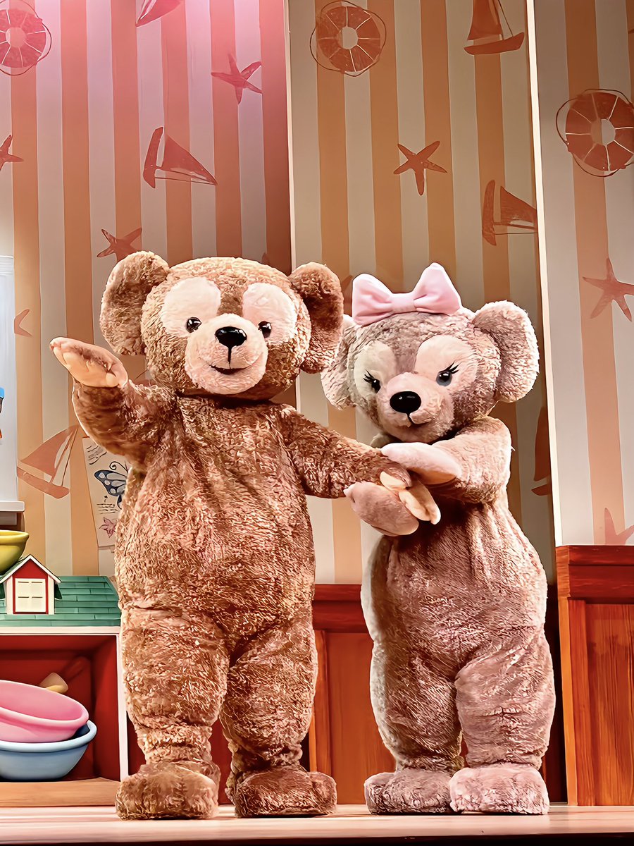 ダッフィとメイちゃん メイちゃんがダッフィーのおてて