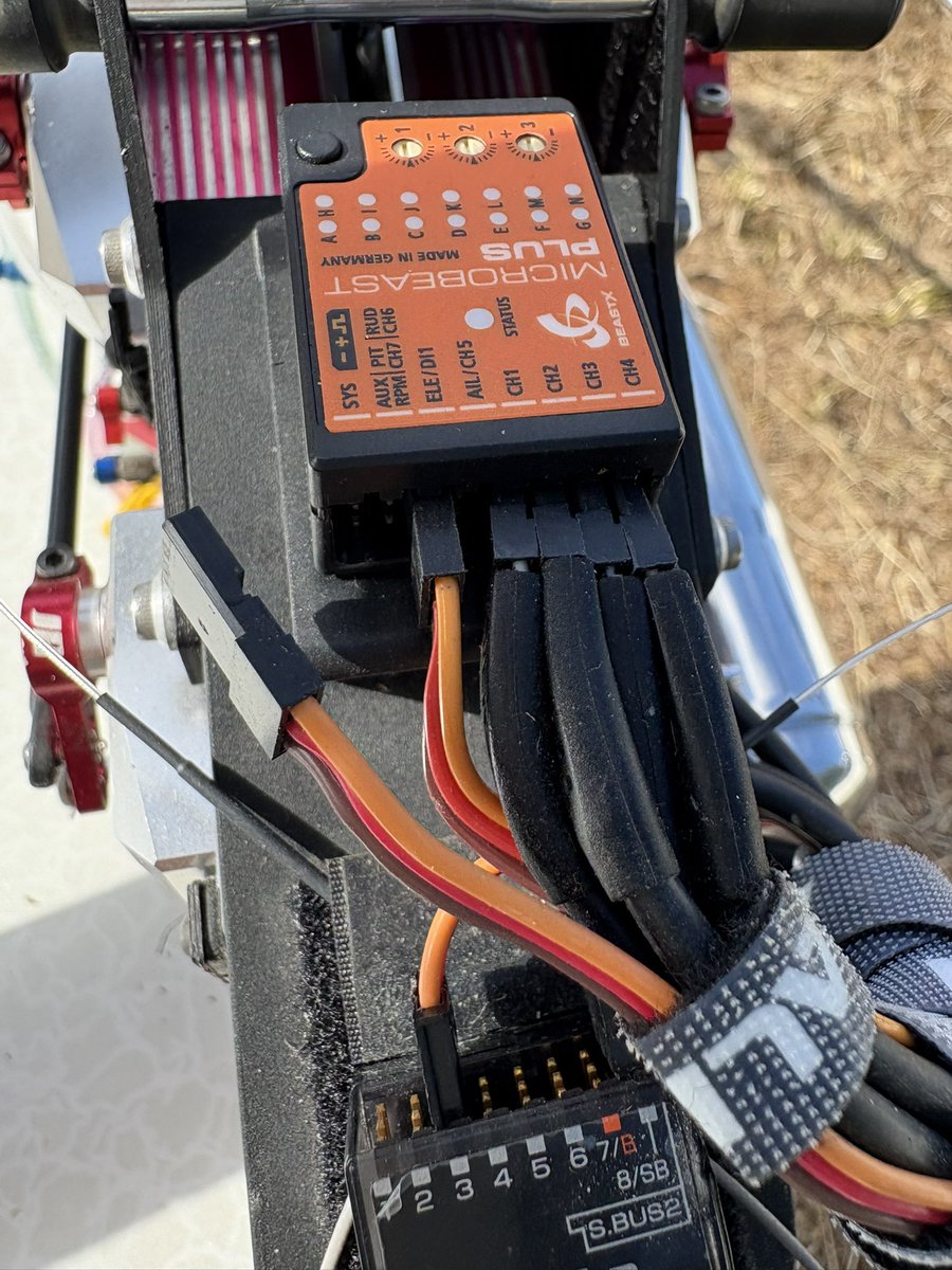 YoShi_y66's tweet image. 2週間前に電源コネクター抜けて堕ちたヘリを復活！
最高だー！
#ラジコン #ALIGN #trex700n