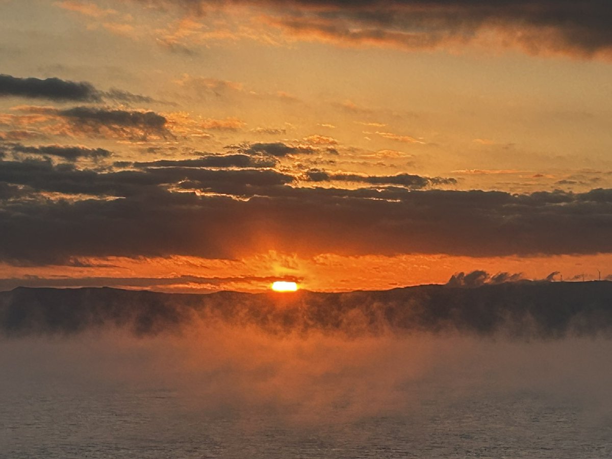 interwave12cub's tweet image. 遅ればせながら、おはようございます！
今日の桜島と朝陽！
けあらしもが上がってましたね。
やっぱり寒かったんだ！
と実感しました！

フィギュアスケートグランプリ、りくりゅうペアが３年ぶりの優勝でしたね！
それにしても氷上であんなダンスができるなんて、、、毎回素晴らしいと思います。…