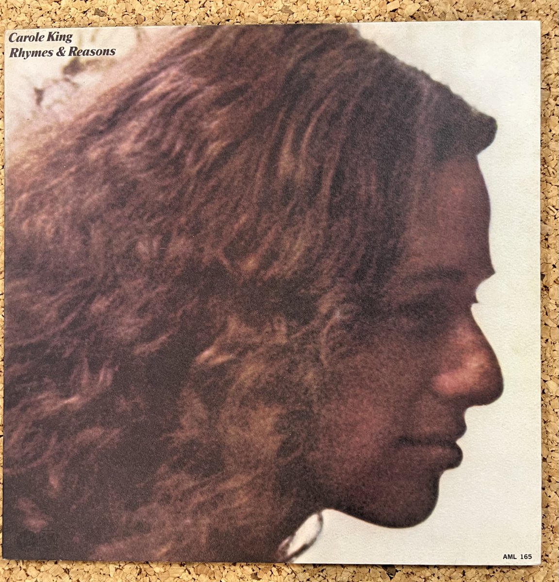 musicshowaUsed's tweet photo. Carole King『Rhymes &amp; Reasons』（AML165）

名盤『Tapestry』の勢いを引き継ぎつつ、より落ち着いた内省的で温かい雰囲気を持ったアルバム。
『Tapestry』ほどポップではないが、その分じんわり沁みるカントリー、ソフトロック、フォークの要素が自然に混じる。 https://t.co/Tuoba0yhXr