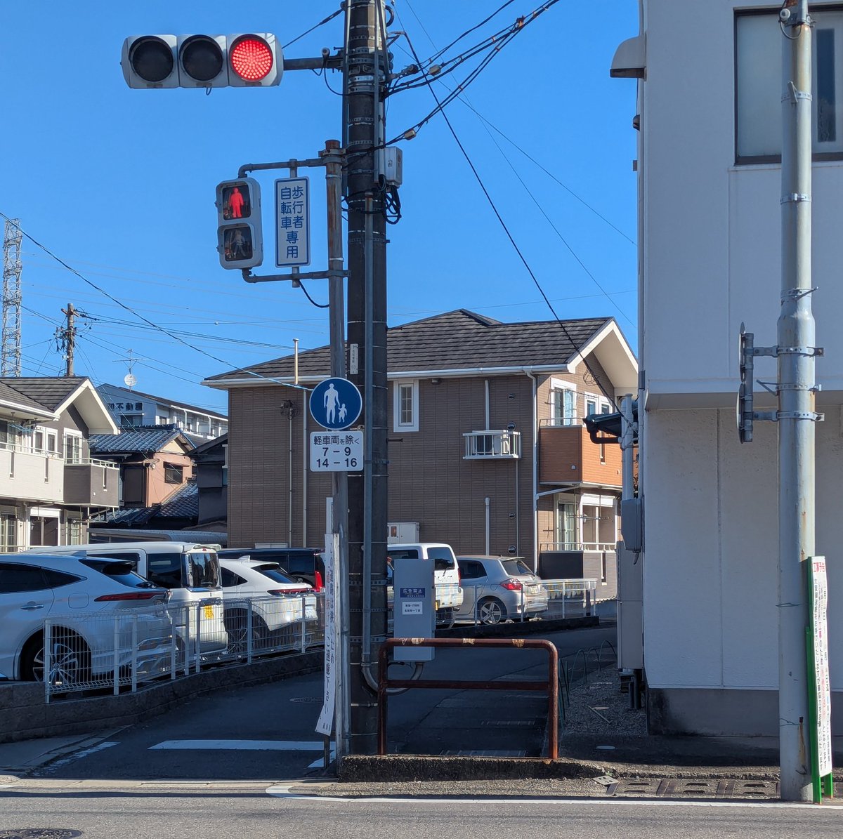 Volcano_Takosu's tweet photo. 車道を半分埋める暗渠 https://t.co/YBFaHZUQej