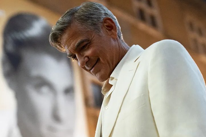 dan_something's tweet image. "#JayKelly does feel like a variation of the #GeorgeClooney persona, but the actor achieves a depth of vulnerability that cuts through his veneer of glamor. Jay is vain, but Clooney’s portrayal isn’t."

#filmtwitter #FilmX #Oscars 

My full review: danielmontgomery3.substack.com/p/nyff-jay-kel…