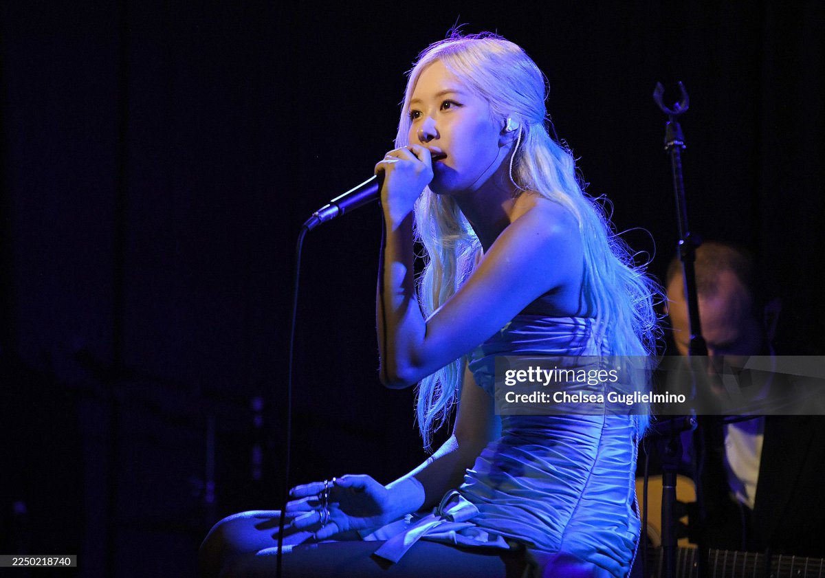 ROSÉ's the happiest when she's performing 🥹💕🎸

ROSÉ GRAMMY MUSEUM 
#ROSÉatGRAMMYMuseum #ROSÉ
<a href="/numberoneHQ/">numberoneHQ</a>