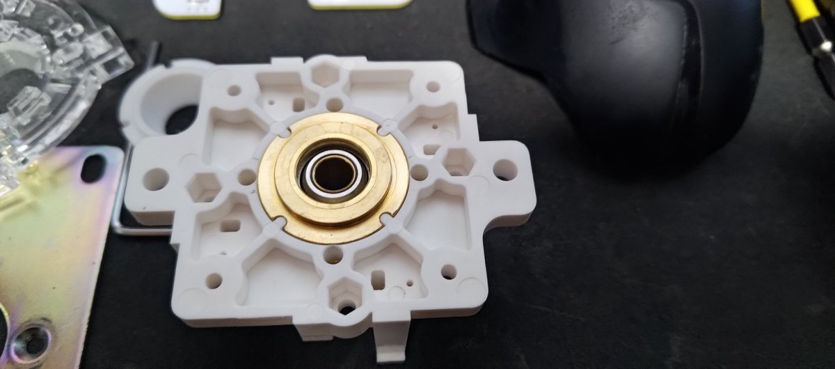 かなりビタビタのクリアランスだった。
外側にグリス軽く塗れば取り外すのも楽だったのにな･･･まぁつぎの機会にｗ