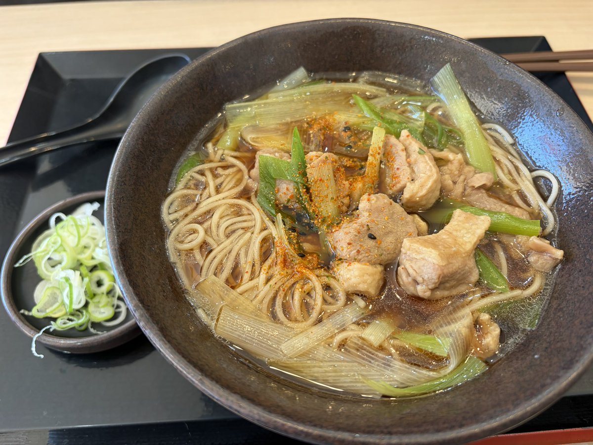 trd_darts's tweet photo. 朝から会社に呼ばれテンションが上がりません
お昼ご飯を食べてHSOPへ向かいます

#ゆで太郎
#鴨南蛮そば
#麺大盛 https://t.co/7zLA4mrXeg