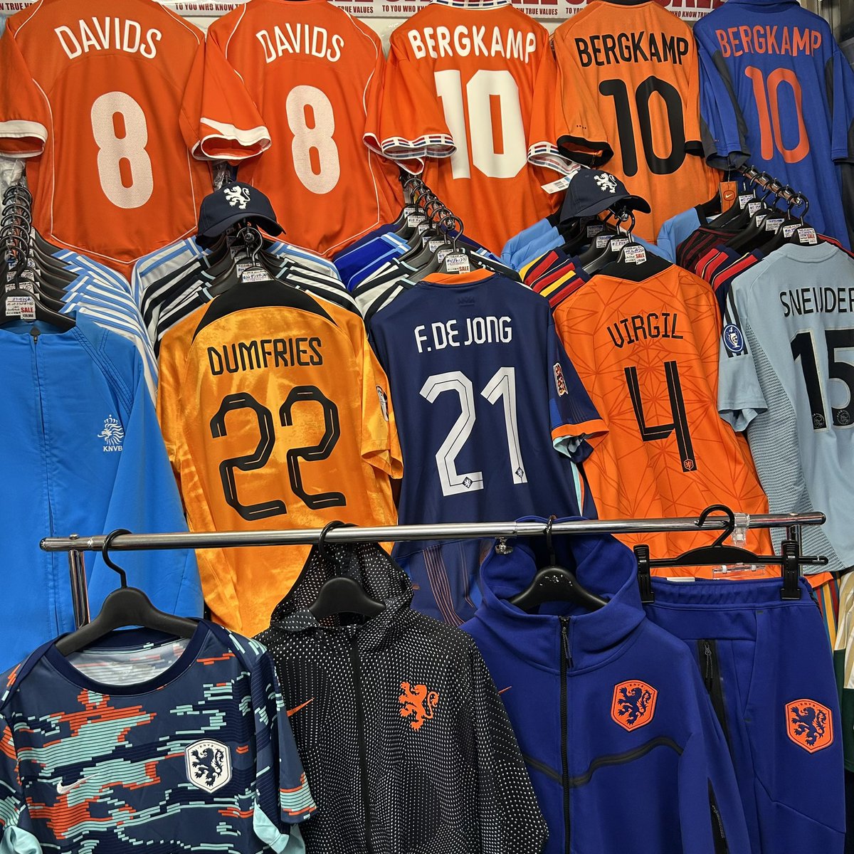fcFA_JAPAN's tweet image. 🇳🇱 #オランダ代表 🇳🇱
入荷後即完⚡️大人気モデルの
2024 AWAY ユニフォームが再入荷📦
2️⃣1️⃣ #デ・ヨング 
#EURO2024 フルパッチ入りでご用意⚡️

またクラブ&amp;amp;代表で大活躍中🏃‍➡️
🟠4️⃣ #ファンダイク 🟥
🟠2️⃣2️⃣ #ドゥンフリース 🐍
の過去シーズンユニフォームのご用意も👀

その他、04-06 HOME 8️⃣