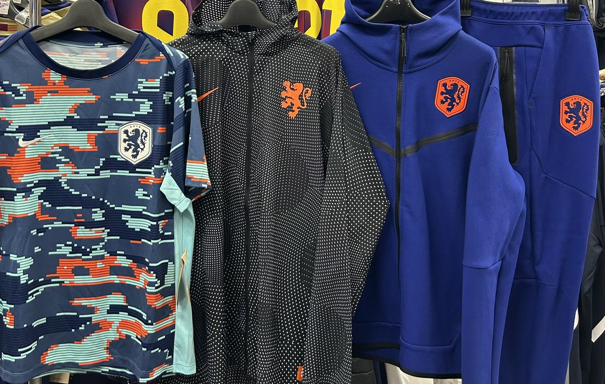 fcFA_JAPAN's tweet image. 🇳🇱 #オランダ代表 🇳🇱
入荷後即完⚡️大人気モデルの
2024 AWAY ユニフォームが再入荷📦
2️⃣1️⃣ #デ・ヨング 
#EURO2024 フルパッチ入りでご用意⚡️

またクラブ&amp;amp;代表で大活躍中🏃‍➡️
🟠4️⃣ #ファンダイク 🟥
🟠2️⃣2️⃣ #ドゥンフリース 🐍
の過去シーズンユニフォームのご用意も👀

その他、04-06 HOME 8️⃣
