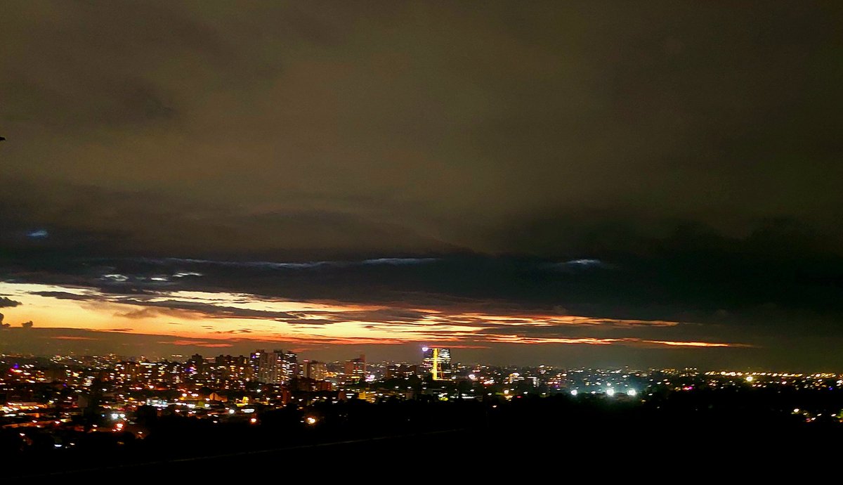 davidmoralesfl1's tweet photo. Viernes 5 de Diciembre 2025, 
6:15Pm
Bogotá
.
#Colombia🇨🇴
#espectaculonatural 
#photography #androidphotography
#amazing  #caption_photo #artvisual #samsungphoto  #colombia_obtura 

#cieloparadisfrutar💙
#cielolovers #cielosbonitos
.
. https://t.co/qd88dl4AZx
