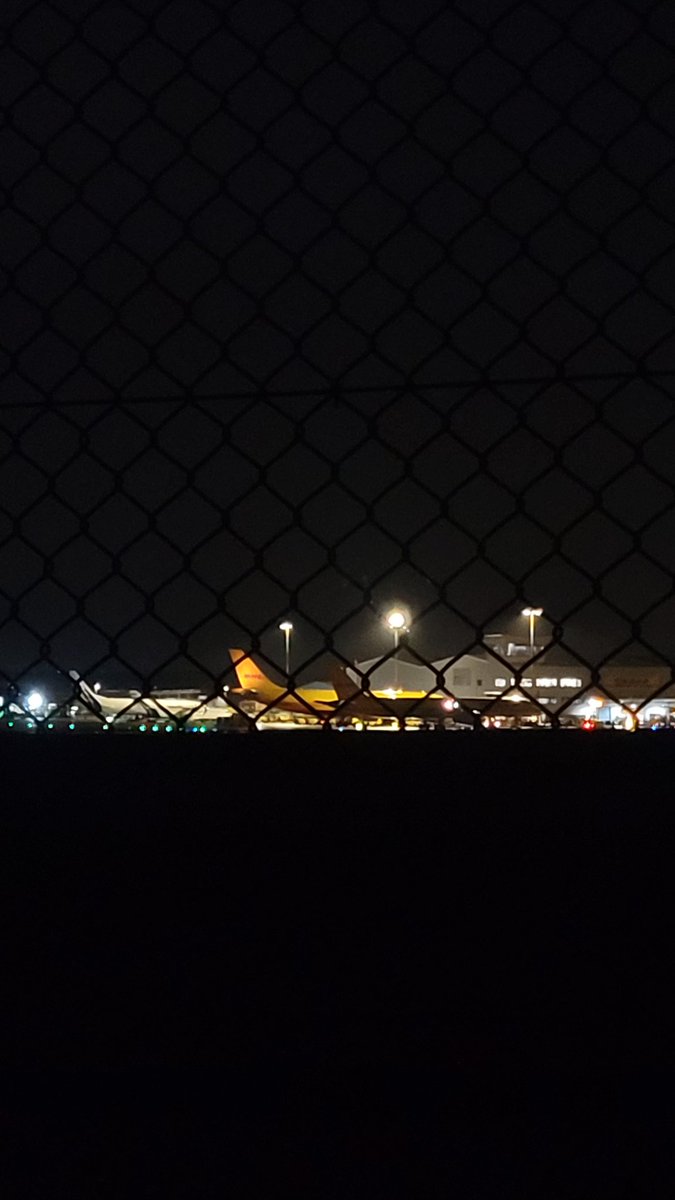 Lex1ne's tweet photo. East Midlands Airport at 3am 🙏 https://t.co/SNqo61Yg2M